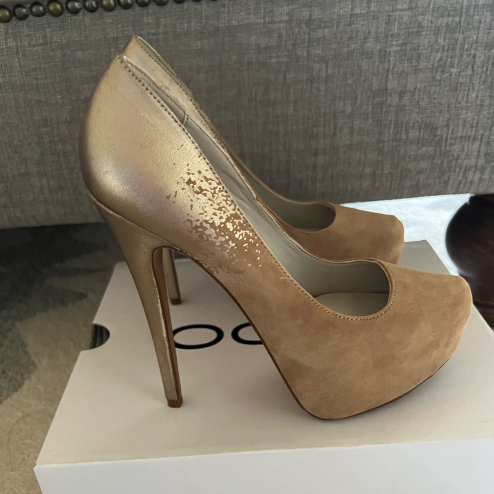 Perfect Condition Gold & Tan Suede Aldo Platform Pumps